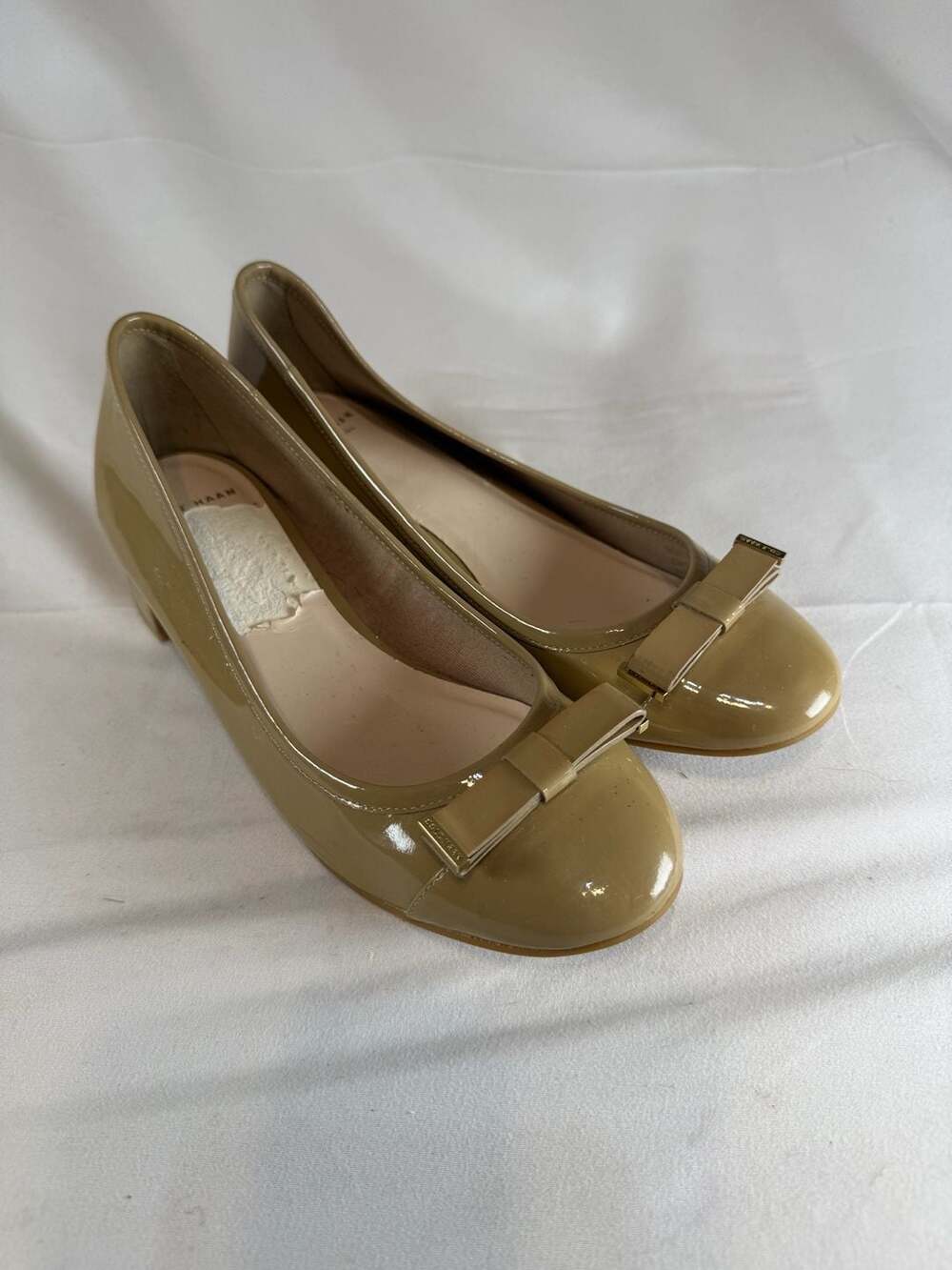 Cole Haan Womens Block Heel Pump Tan Patent Leather Bow Size 6B Classic Ballet F